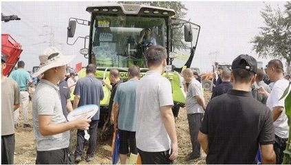 河北正定上演農(nóng)機(jī)“演武”，中聯(lián)重科玉米收獲機(jī)成田間焦點(diǎn)